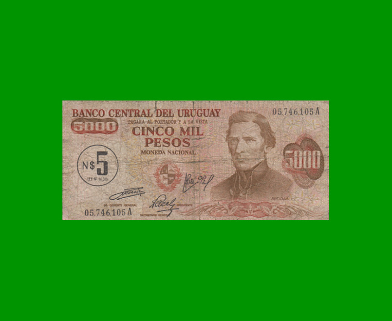 BILLETE DE URUGUAY $5.000 PESOS RESELLADO A 5 N$, PICK 57, AÑO 1975, ESTADO BUENO .-