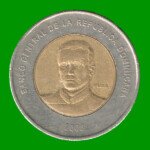 MONEDA DE REPUBLICA DOMINICA 10 PESOS, BIMETALICA, AÑO 2008, ESTADO USADA.- - Imagen 2
