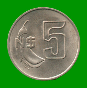 MONEDA DE URUGUAY  5 NUEVOS PESOS, AÑO 1980, ESTADO USADA.-