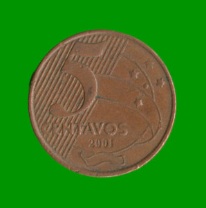 MONEDA DE BRASIL 5 CENTAVOS, AÑO 2001 ESTADO USADA.-