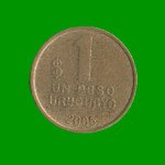 MONEDA DE URUGUAY $ 1,00, AÑO 2005, ESTADO USADA.-