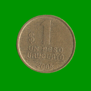 MONEDA DE URUGUAY $ 1,00, AÑO 2005, ESTADO USADA.-