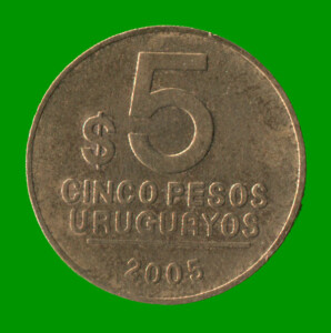 MONEDA DE URUGUAY $ 5,00, AÑO 2005, ESTADO USADA.-