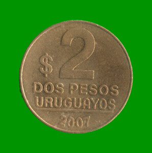 MONEDA DE URUGUAY $ 2,00 , AÑO 2007, ESTADO USADA.-