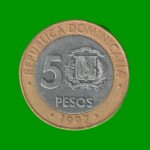 MONEDA DE REPUBLICA DOMINICA 5 PESOS, CONMEMORATIVA, BIMETALICA, AÑO 1997, ESTADO USADA.-