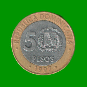 MONEDA DE REPUBLICA DOMINICA 5 PESOS, CONMEMORATIVA, BIMETALICA, AÑO 1997, ESTADO USADA.-