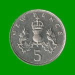 MONEDA DE REINO UNIDO 5 NUEVOS PENIQUES, AÑO 1975, ESTADO USADA.-