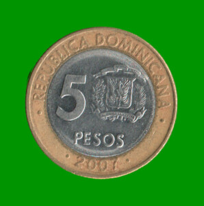 MONEDA DE REPUBLICA DOMINICA 5 PESOS, BIMETALICA, AÑO 2007, ESTADO USADA.-