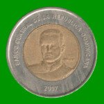 MONEDA DE REPUBLICA DOMINICA 10 PESOS, BIMETALICA, AÑO 2007, ESTADO USADA.- - Imagen 2