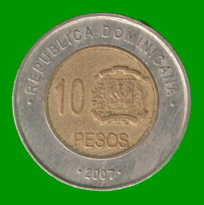 MONEDA DE REPUBLICA DOMINICA 10 PESOS, BIMETALICA, AÑO 2007, ESTADO USADA.-