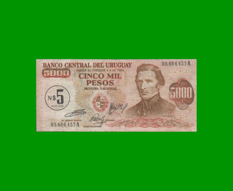 BILLETE DE URUGUAY $5.000 PESOS RESELLADO A 5 N$, PICK 57, AÑO 1975, ESTADO MUY BUENO- .-