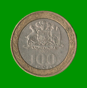 MONEDA DE CHILE 100 PESOS, BIMETALICA , AÑO 2005 , ESTADO USADA.-